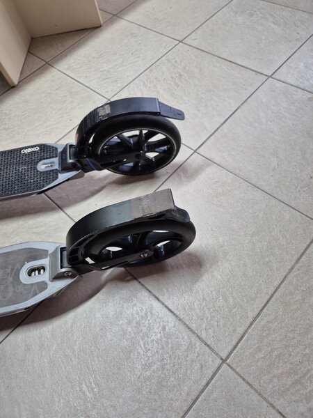 Doua trotinete Oxelo, adulti/ copii, roti 200 mm, suspensii, 350 lei ambele