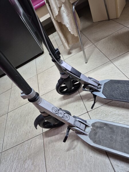 Doua trotinete Oxelo, adulti/ copii, roti 200 mm, suspensii, 350 lei ambele