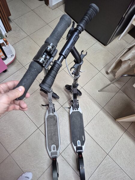 Doua trotinete Oxelo, adulti/ copii, roti 200 mm, suspensii, 350 lei ambele